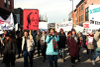 On voit la foule avancer de face, sur l'avenue du Mont-Royal. On peut lire «À boutte de toute», «Resac» et «Communautaire à la rue» sur certaines pancartes.