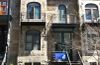 Façade d'un immeuble du quartier. On peut y voir une pancarte sur laquelle il est inscrit «Mon OSBL d'habitation, la clé contre la spéculation».