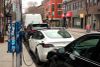 Deux véhicules électriques sont branchés à une borne sur le boulevard Saint-Laurent.