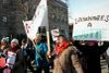 Des manifestants défilent sur la rue Mont-Royal. On peut lire «Intervenant.e.s à boutte» sur l'une des pancartes. 