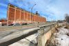 Prise du vue de l'extrémité nord-ouest du viaduc, avec l'entrepôt Van Horne s'étirant sous un ciel bleu, en toile de fond.