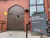 À gauche, les deux portes en bois de la bibliothèque et, à droite, un panneau où l'on peut lire "Bibliothèque Mordecai-Richler, Quartier du Mile End"