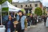 Une file d'attente près d'un kiosque des Marchés fermiers.