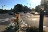 Un vélo blanc recouvert de fleurs, attaché au coin des avenues du Mont-Royal et du Parc, un jour d'automne sous le soleil.