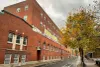 Vue de l'édifice à partir de son extrémité est, sur l'avenue Laurier E.
