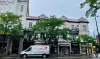 Une photo de l'immeuble avec une camionnette blanche stationnée en face où l'on peut lire les mots "URGENCE SINISTRE".