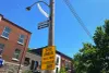 Le panneau en question indique «SENS UNIQUE VERS LE NORD EN VIGUEUR - JUILLET». Un peu plus haut sur le poteau on peut voir les panneaux indiquant la rue Chambord et l'avenue Laurier.