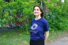 Mme Tremblay pose sur un sentier du Champ des Possibles, à proximité d'un immeuble du Mile End. 
