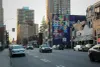 Vue sur l'avenue du Parc, en direction nord, au coucher du soleil, à partir d'un point près de l'intersection Sherbrooke. On peut voir une murale colorée.