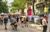 Un foule se promène sur le boulevard Saint-Laurent, piétonnisée à l'occasion d'une foire commerciale, en 2023.