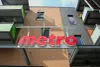 Vue en contre-plongée sur l'enseigne Metro, derrière laquelle on voit balcons et fenêtres des voisins des étages supérieurs.