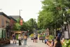 Des individus profitent de la piétonnisation de l'avenue du Mont-Royal, par un jour d'été. 