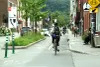 La piste en direction ouest, avec une cycliste de dos en premier plan et plusieurs autres cyclistes au loin.