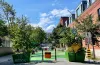 La place-école sous le soleil, en été, située sur un tronçon de l'avenue Coloniale, bloquée à la circulation véhiculaire.