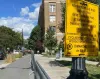 La piste cyclable de l'avenue des Pins avec une pancarte jaune mentionnant la fermeture de la rue le dimanche 13 septembre, de minuit à 17h.