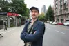 Le candidat de Québec solidaire, Olivier Sylvestre, pose sur le trottoir de l'avenue du Parc, à proximité de l'enseigne de l'épicerie Metro.