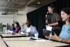 Adrien Welsh (communiste), Ruba Ghazal (QS) et Thierno Diallo (PLQ) sont assis alors qu'Anaïs Hélie-Martel prend la parole et que Soraya Elbekkali s'apprête à animer.