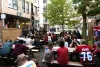 La terrasse du Dispensaire Microbrasserie est remplie. On voit un téléviseur à l'extrémité et plusieurs clients portant les couleurs des Canadiens de Montréal.