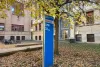 La façade de l'école Le Plateau, en automne.