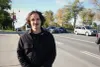 Gabriel Fortin faisant dos au trafic en direction sud sur l'avenue du parc, près du monument à Georges-Étienne Cartier. 