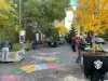 Bénévoles qui ferment les jardins pour l'hiver dans la rue.