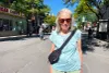 Laurel Thompson, candidate du Parti vert du Québec dans Mercier, pose sur l'avenue du Mont-Royal, à proximité de la place Gérald-Godin.