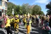 Des gens souriant, déguisés en abeille, marchent et forment une foule sur le boulevard Saint-Laurent