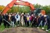 Représentants du Plateau-Mont-Royal, de la Ville de Montréal, de Magil Construction et de Limoges et Fils posent pour la pelletée de terre du chantier de la nouvelle piscine Baldwin. 