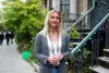 Victoria Piscina, candidate du Parti québécois dans Westmount–Saint-Louis, pose sur une rue résidentielle de Milton-Parc.