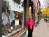 La propriétaire Johanna Chouinard se tient debout devant sa boutique.