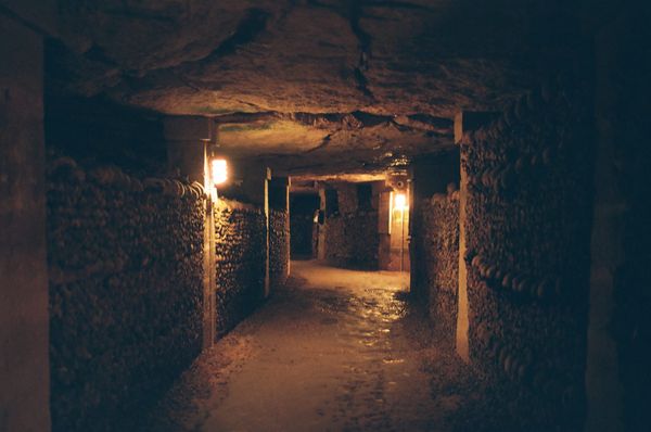 Why are there 280 kilometres of tunnels under Paris?