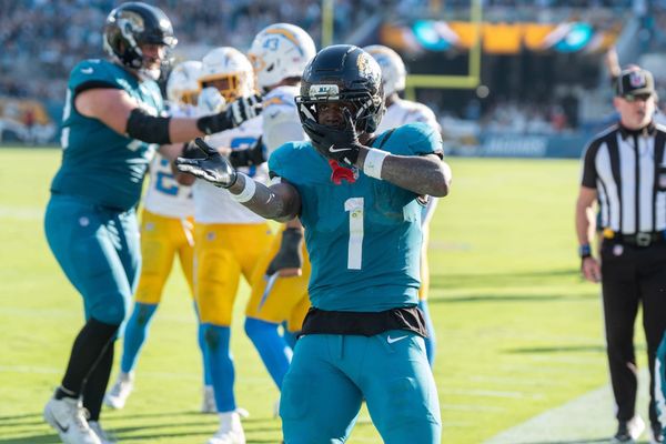 Jaguars bulldoze L.A. with gritty ground game
