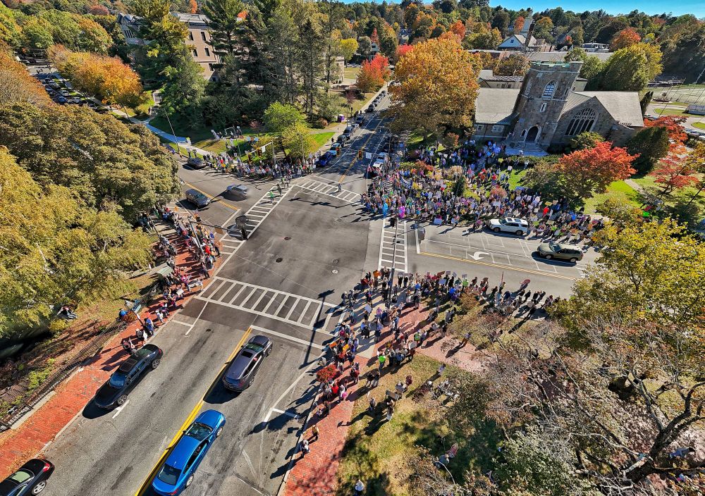 No Kings rally draws more than 800 people, including Medford residents, to Winchester post image