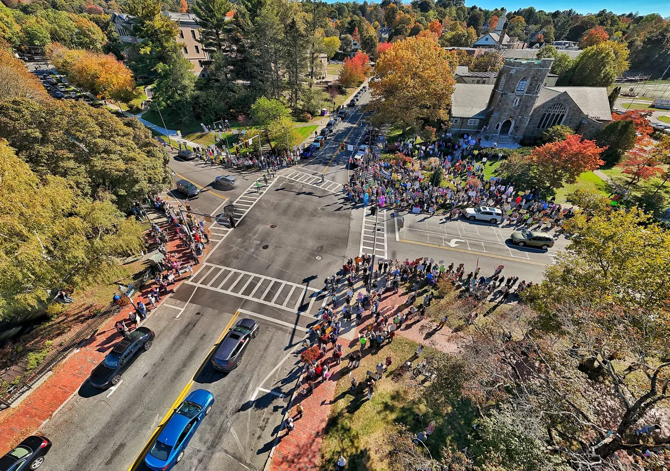 No Kings rally draws more than 800 people, including Medford residents, to Winchester