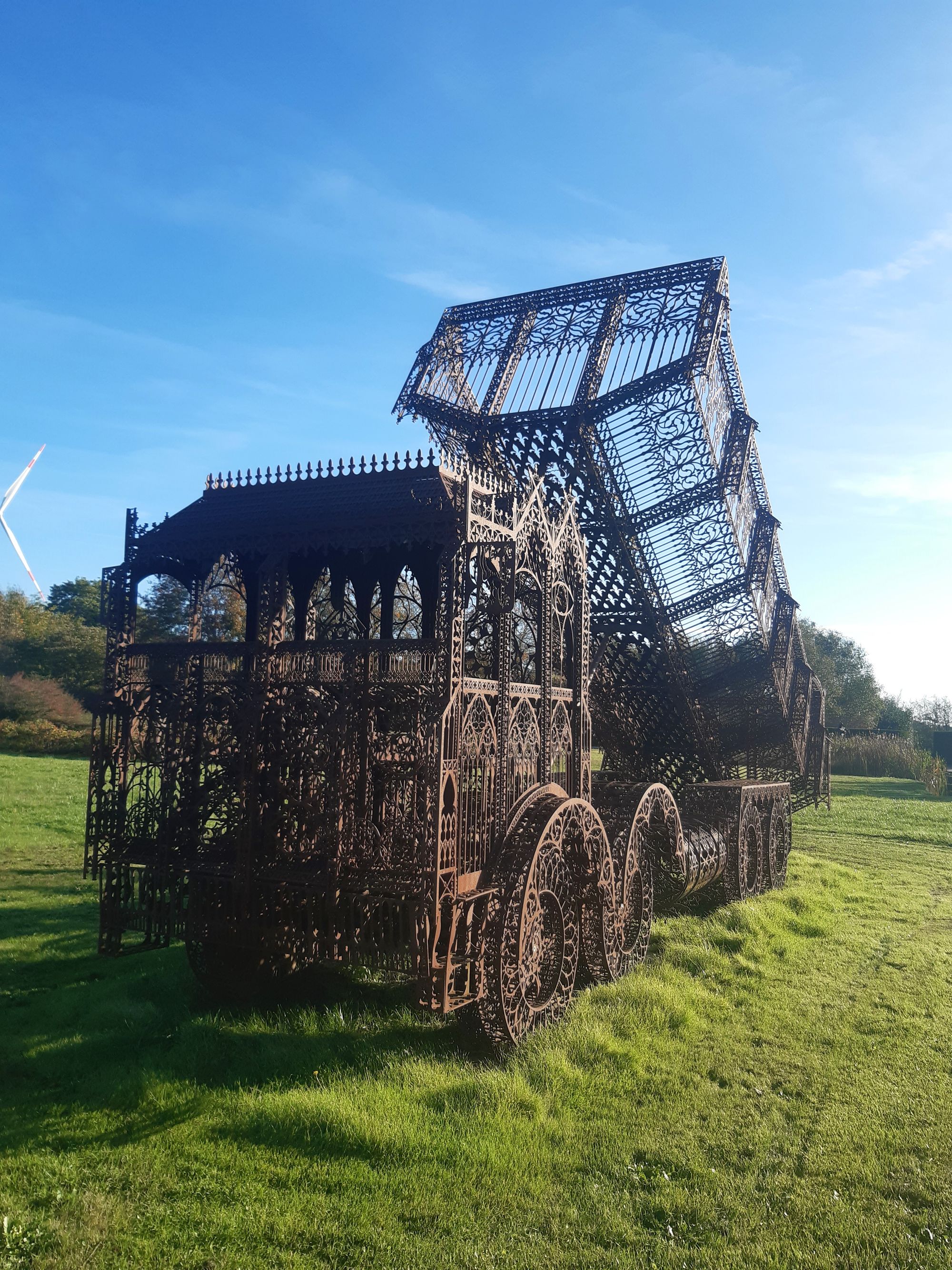 Image représentant de l'herbe, un extérieur, le ciel et un bâtiment

Description générée automatiquement