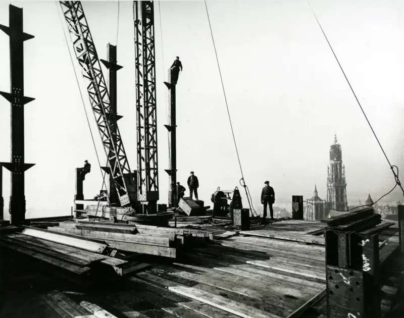 Dappere arbeiders tijdens de bouw van de Boerentoren, 1929-1930 - © Archief Vlaams Architectuurinstituut