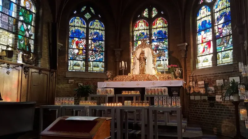 The wooden statue of the Virgin Mary on the church altar - © Collection of the City of Ostend – beeldbankkusterfgoed.be, photo by Andries van Rijsbergen