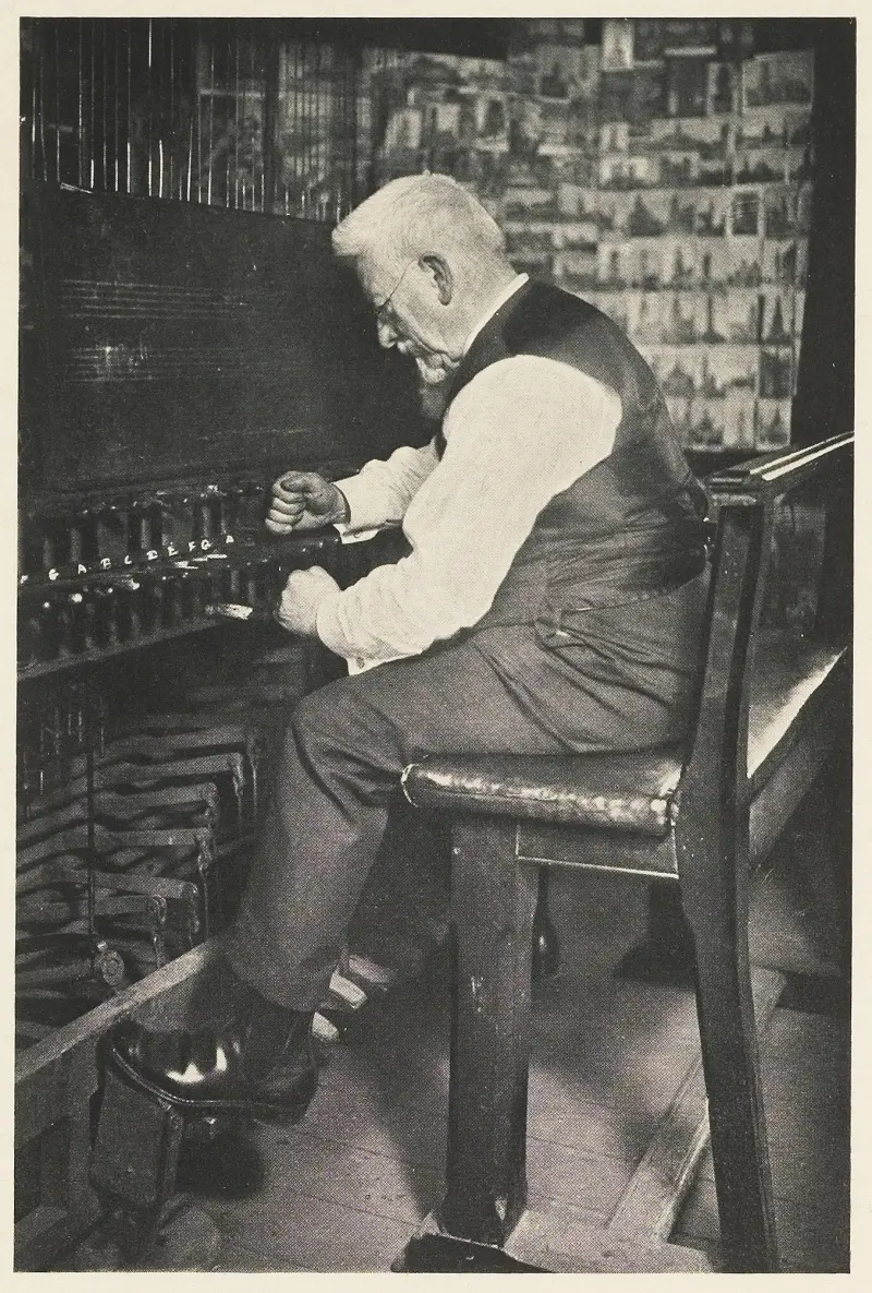 Jef Denyn, carillonneur municipal, au clavier de la tour Saint-Rombaut à Malines, vers 1930 - © École royale de carillon Jef Denyn