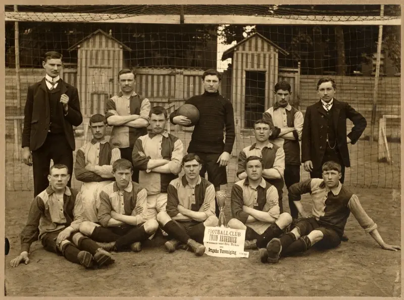 Mannschaftsfoto des Club Brugge KV, 1908 – © Stadtarchiv Brügge/Sammlung J. A. Rau, Brügge – erfgoedbrugge.be