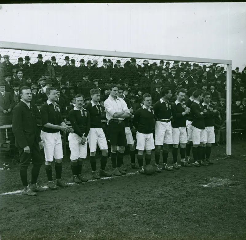 Die belgische Nationalmannschaft bei einem Spiel gegen die Niederlande, 1912 – © FelixArchief, Antwerpen – felixarchief.be