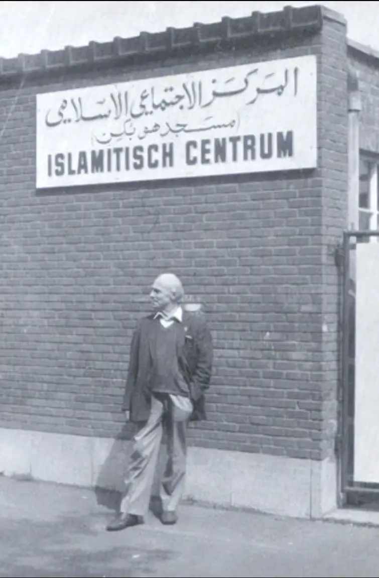 Pastoor Verachtert voor de eerste moskee in Antwerpen die hij voor de Marokkaanse arbieders liet bouwen, 1972 - © Stad Antwerpen