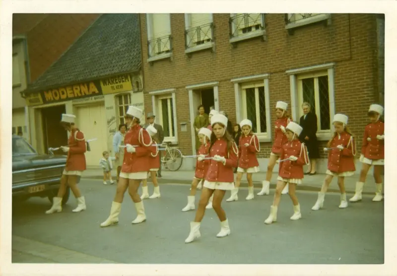 Majorettes de la fanfare « Hoger Op », Sint-Eloois-Vijve, 1969 - © Huis van Alijn, Gand