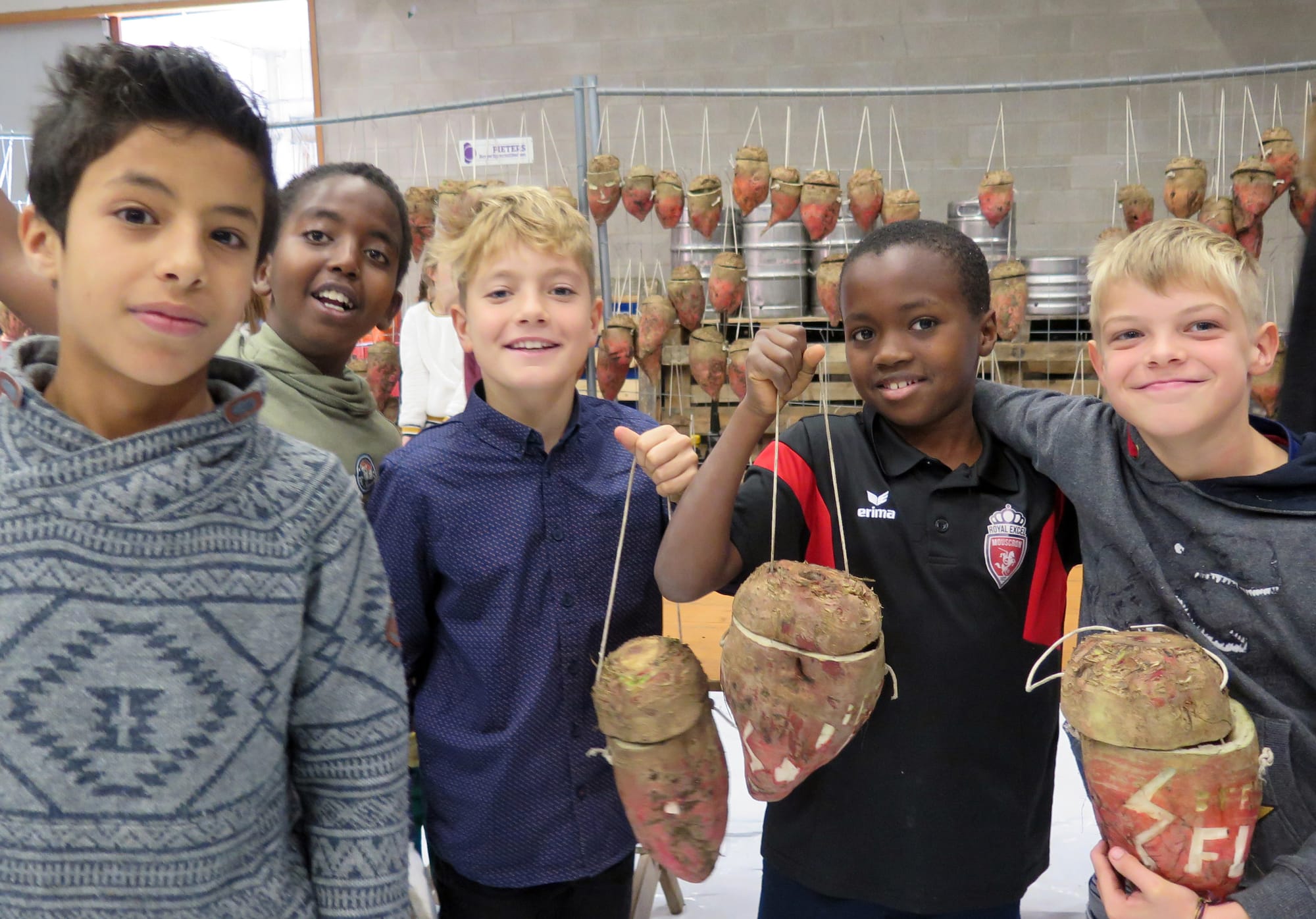 Children decorate beetroot lanterns in Ypres, an annual tradition in honor of Saint Martin, 2018 - Ypres Museum - ypermuseum.be