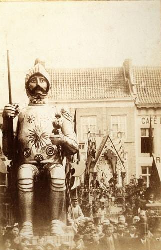 De Langeman, the giant of Hasselt, serves pea soup during the Virga Jessefeesten, 1898 - Virga Jesse Committee - hasel.be