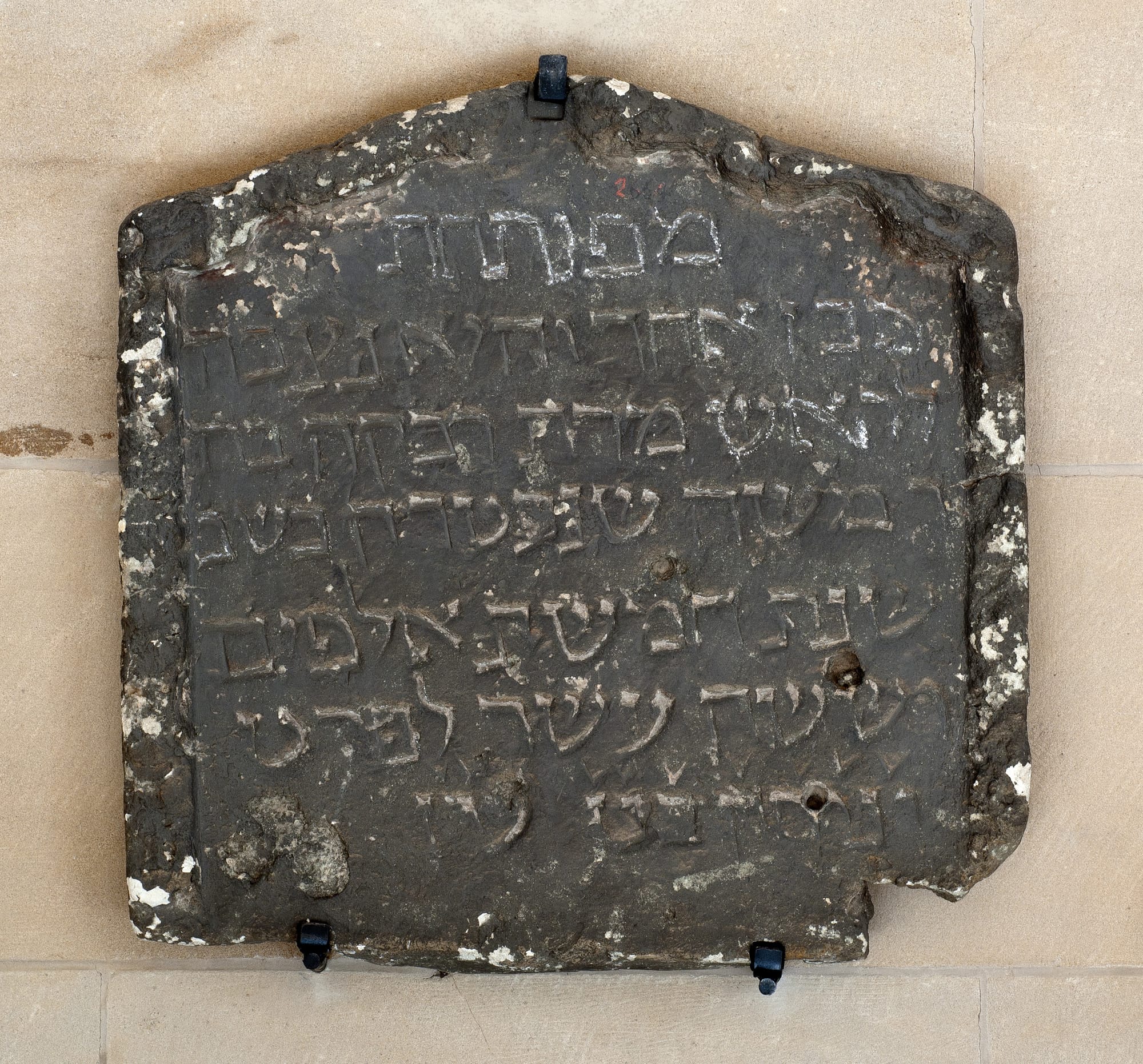 Grafsteen van Rebecca van Tienen, 13de eeuw - Koninklijke Musea voor Kunst en Geschiedenis, Brussel – Foto ImageStudio