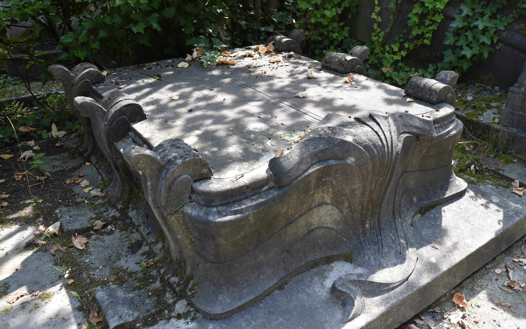 Grafsteen van het echtpaar Stern, kerkhof aan de Dieweg, Ukkel,, ontworpen door Victor Horta, 19e eeuw - Wikimedia Commons, foto Jonathan Nélis