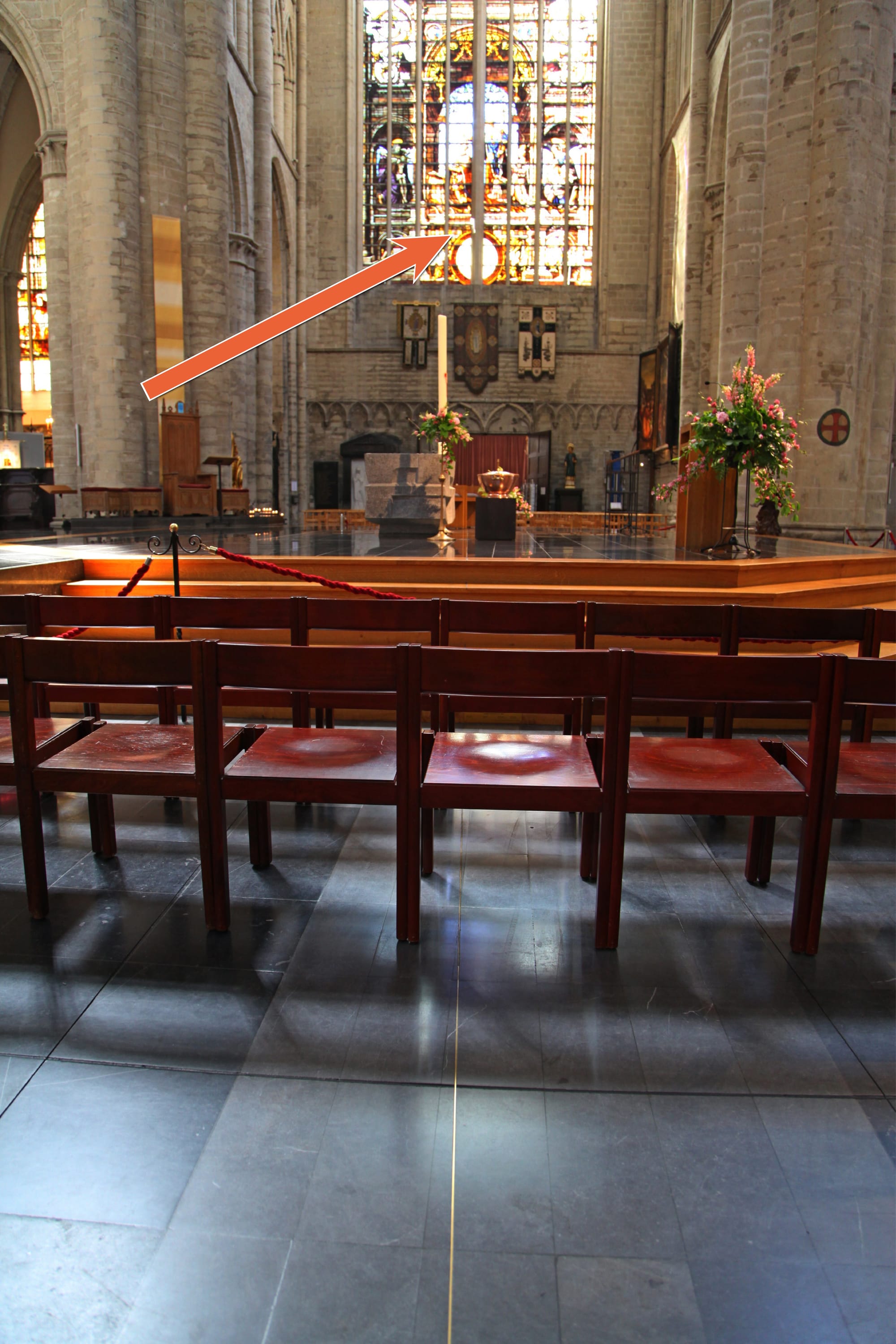 Meridiaanlijn en oculus in de kathedraal in Brussel - Wikimedia Commons, foto maxifred