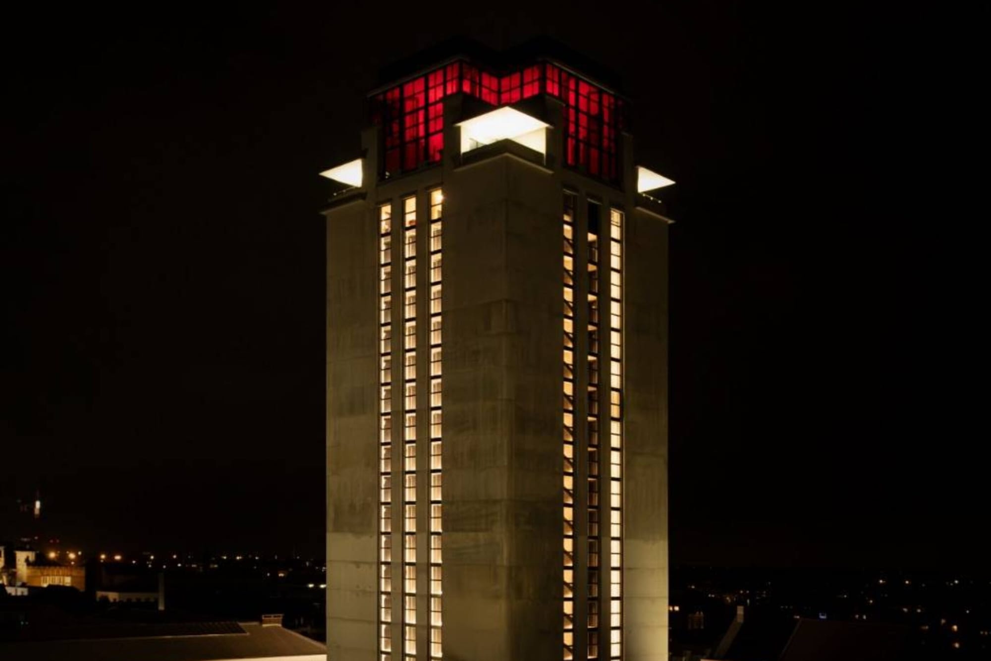La Torre de los Libros se ilumina de rojo en señal de protesta contra los recortes. Foto: Torre de los Libros