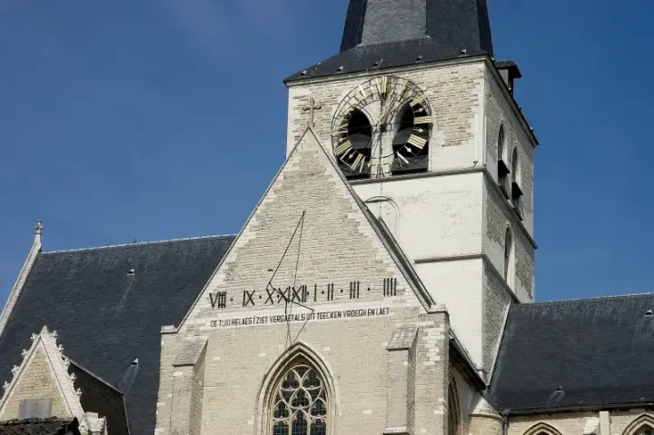 Le cadran solaire de l'église Notre-Dame de Huldenberg - © Wikimedia Commons, photo de Wouter Hagens