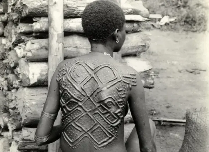 Scarification on the back of a woman from Mayumbe in western Congo, 1908 - © Collection of the Royal Museum of African Art (KMMA), Tervuren